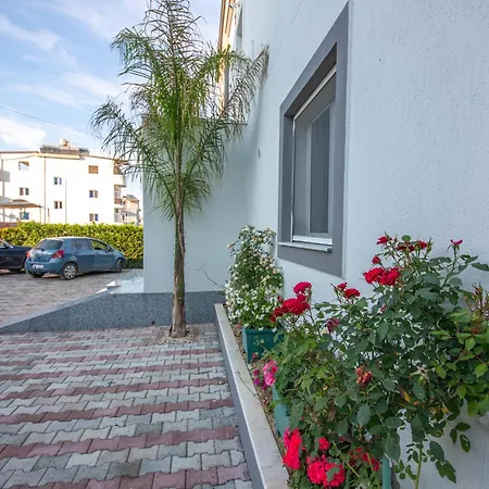 ホテル Shehu クサミル