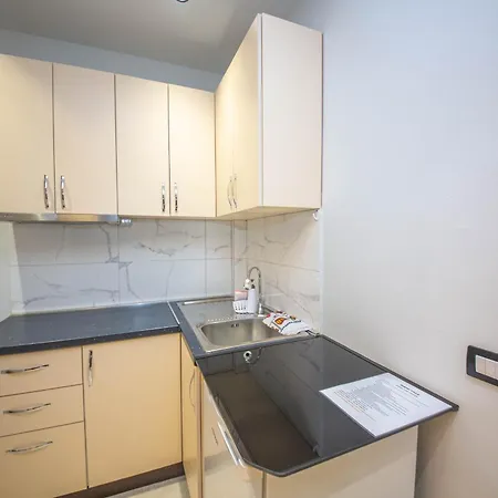 Shehu ホテル クサミル