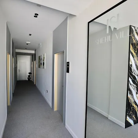 Shehu ホテル クサミル